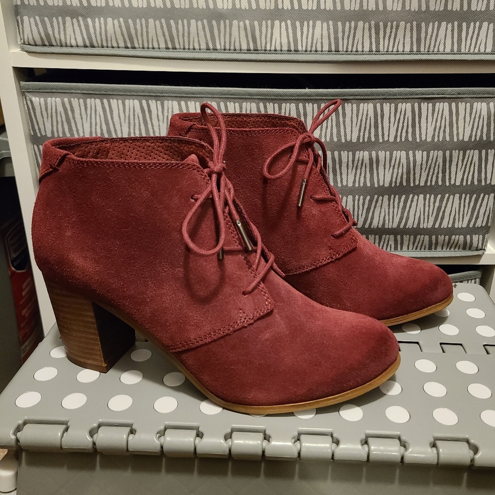 TOMS distressed maroon/red Bootie size 9.5